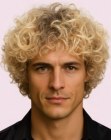 Coiffure masculine avec boucles