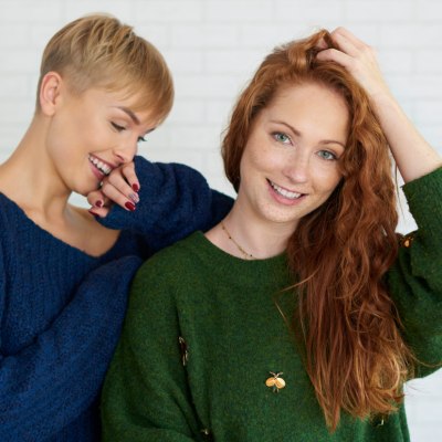 Femmes avec des cheveux courts et longs