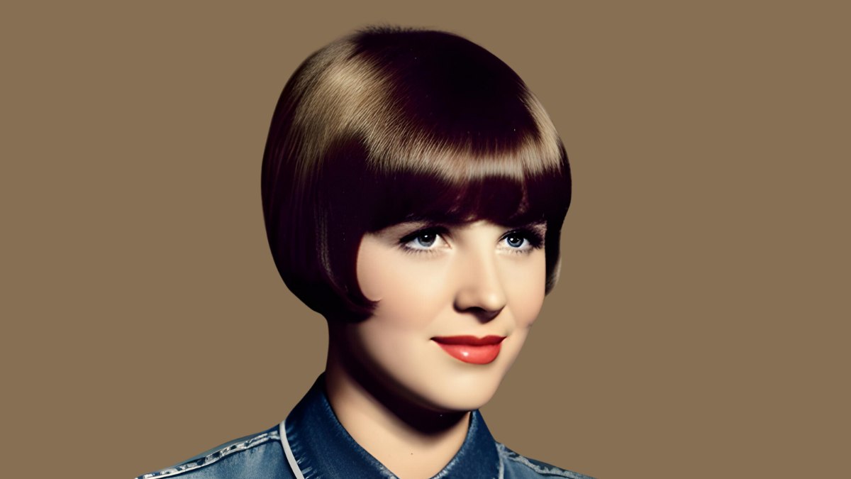 1920s hairstyle with pointed front sections, side fringe and a short back