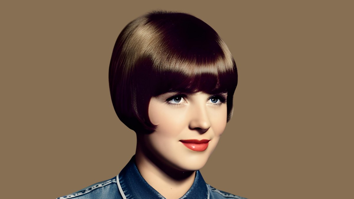 1920s hairstyle with pointed front sections, side fringe 