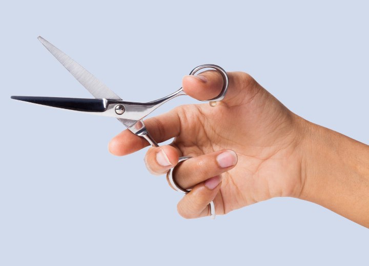 How to Hold Hairdressing Scissors