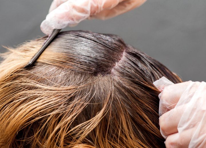 Hair coloring with visible roots