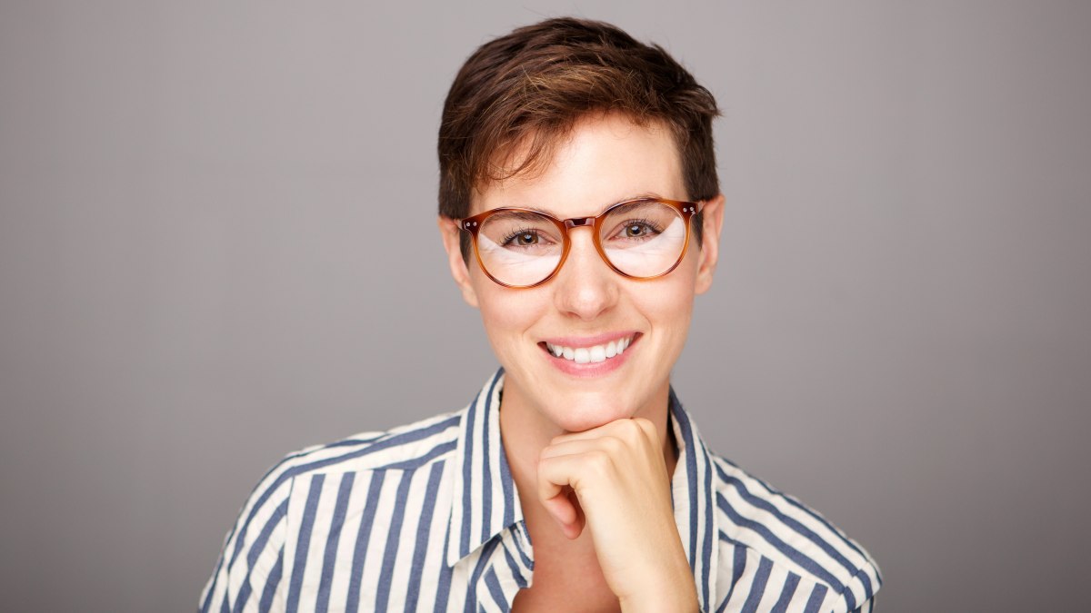 Professional short hair to draw attention to fashionable glasses