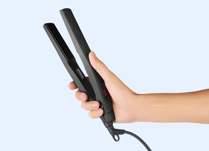 Styling iron to straighten hair