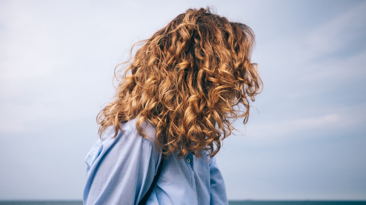 How to make curly hair resist humidity