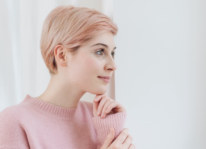 Short hair with a beige-pink sheen