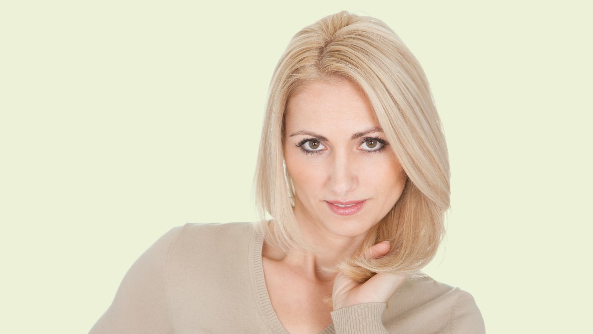 Hairstyles to make a small head look bigger