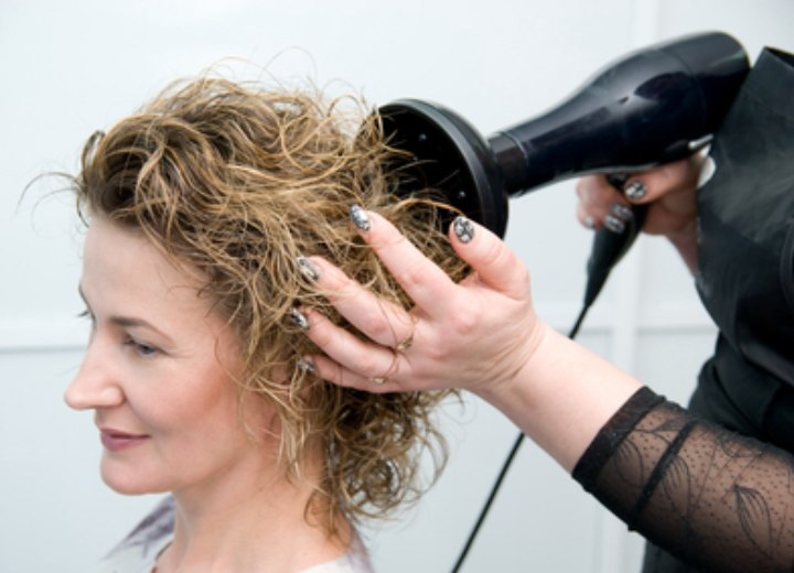 Drying curly hair with a diffuser for lift