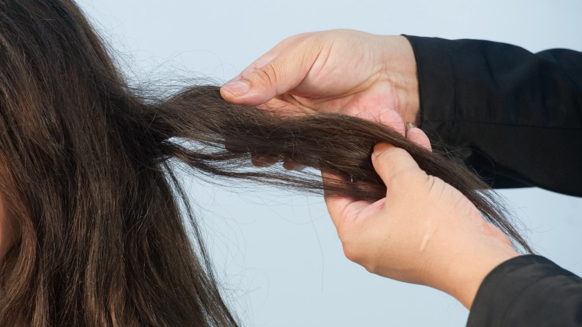 Perform chemical hair straightening at home to highlight the length of thin  hair