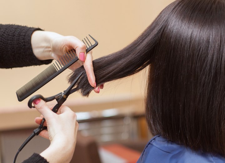 Cutting hair with heated scissors