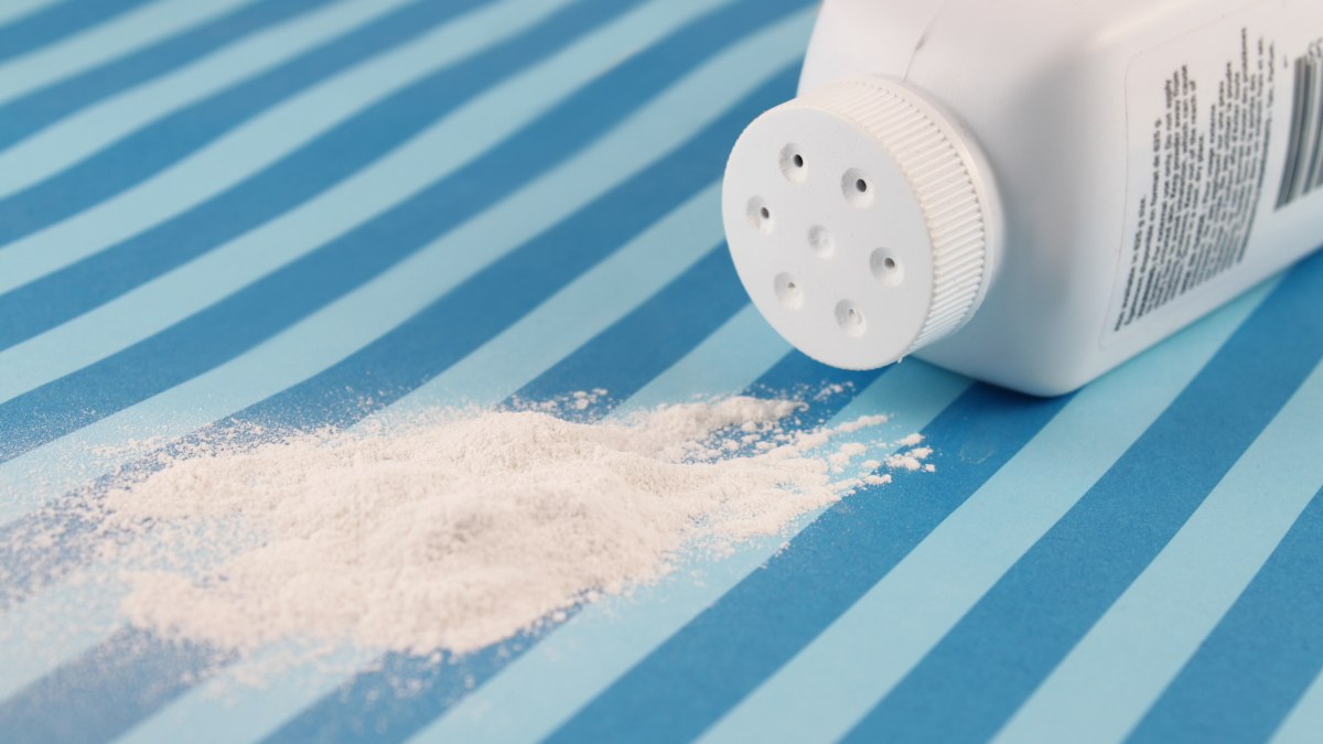 How to use talc powder or talcum powder against greasy hair