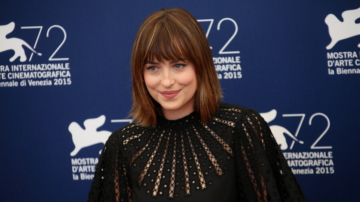 Dakota Johnson shows off a new hairstyle on the... -