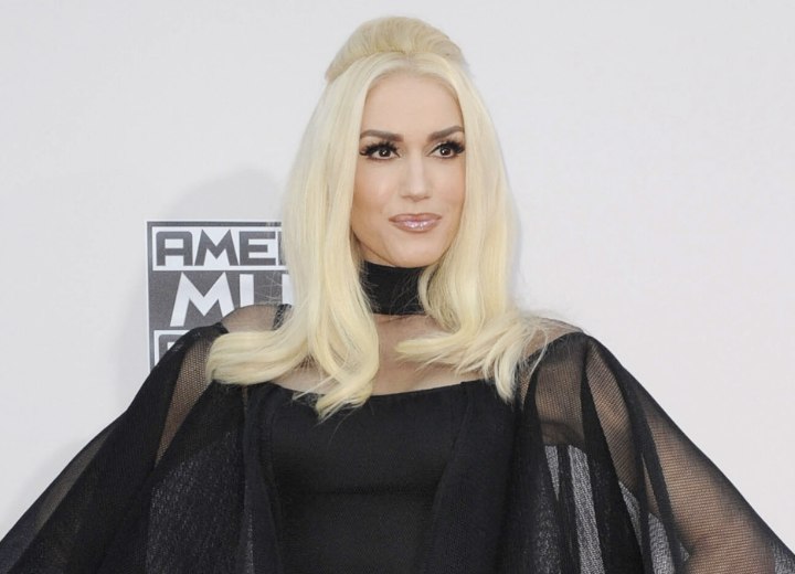 Gwen Stefani with bleached blonde hair