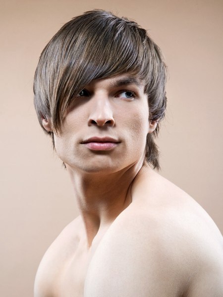 Razor cut men's hairstyle with a longer nape area