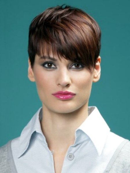 Short hairstyle with short sides for sporty women