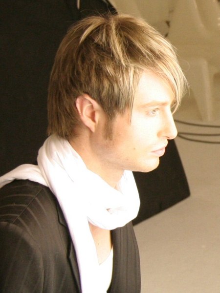 Men's hairstyle with bangs - Side view