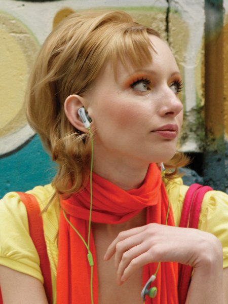 Simple hairdo with the sides cut in fringes