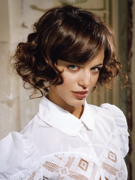 Short hairstyle with large curls and straight diagonal bangs
