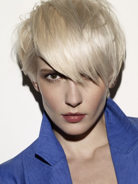 Short blonde hair style