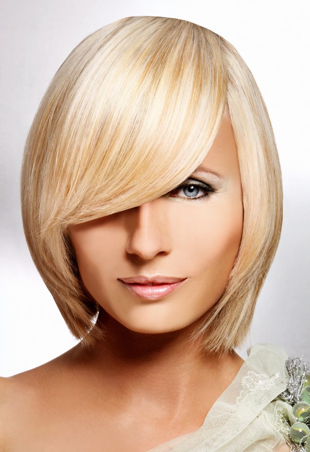 Els Tibau  Semi short blonde hairstyle with tapered sides