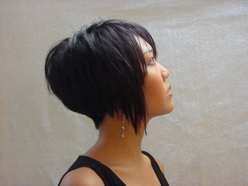 Inverted bob with tight blending in the nape and gradually longer sides