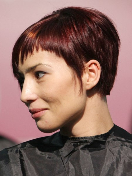 Practical and versatile short haircut for women