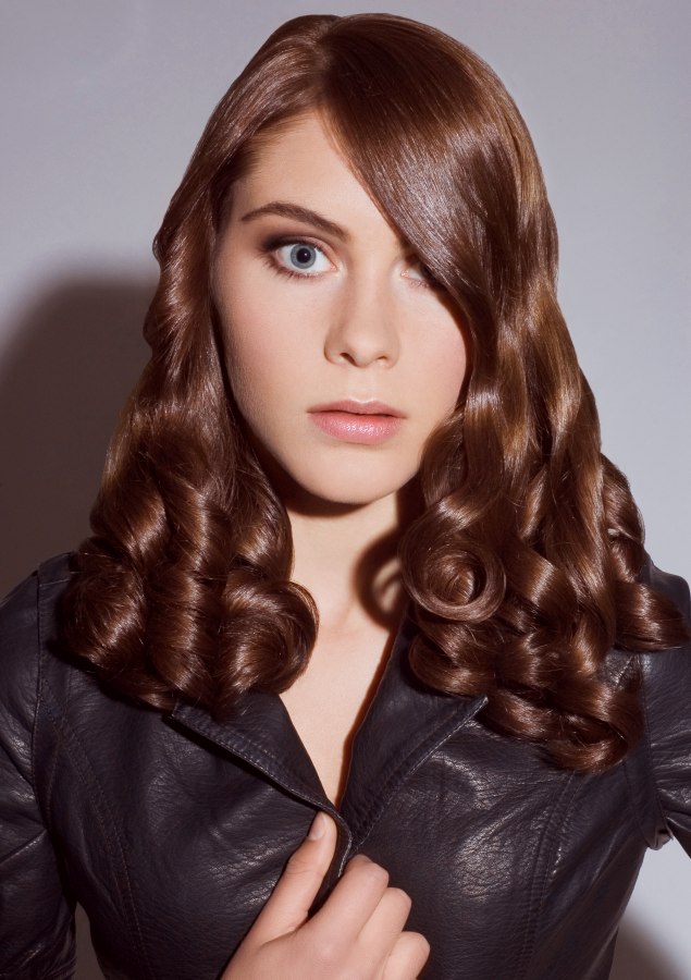 Long auburn hairstyle with satin smooth curls Long auburn hairstyle with satin smooth curls