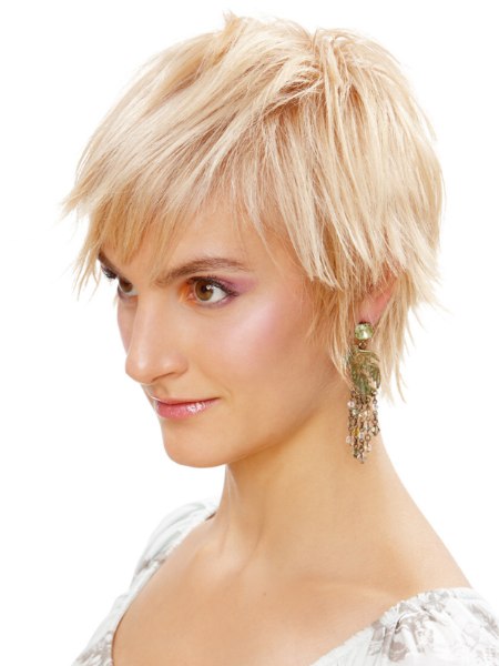 Easygoing and fun short hairstyle - Side view