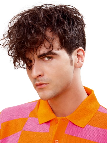 Men's hair fashion with short sides and sideburns