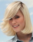 Sporty medium hairstyle with layers that surround the face