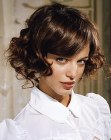 Semi-short hairstyle with straight bangs and large curls