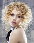 Curly blonde hair with interior and exterior layering