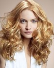 Long hair with natural curls and an airy aspect