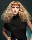 Long blonde hairstyle with rippled curls