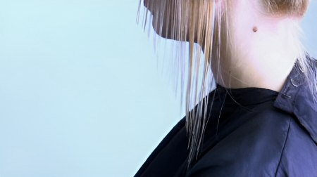 Long graduation cut - Comb the hair for its natural fall