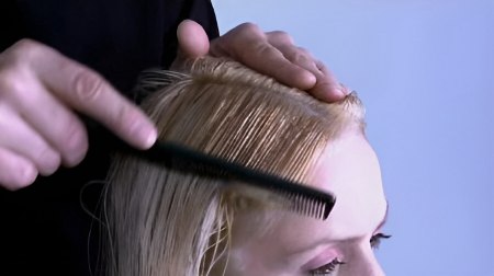 Long graduation cut - Comb the natural parting into position
