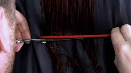 One length long hairstyle - Use the comb as a hair cutting guideline