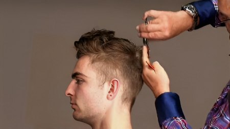 Short men's hair cut - Refine the crown area