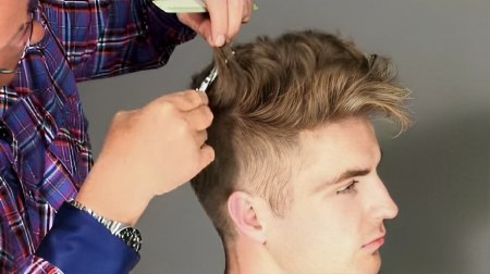 Short men's hair cut - Create texture with free-hand techniques