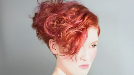 Short and modern wavy wedge haircut