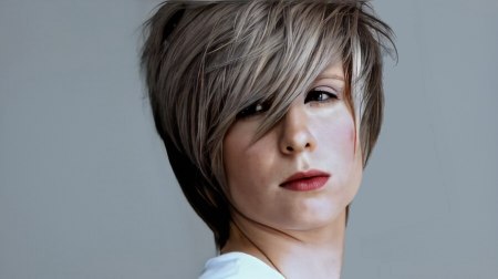 Short haircut with uniform layers