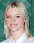 Amy Smart wearing her hair in a long bob