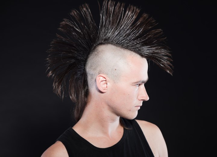 What a mohawk and fauxhawk hairstyle are