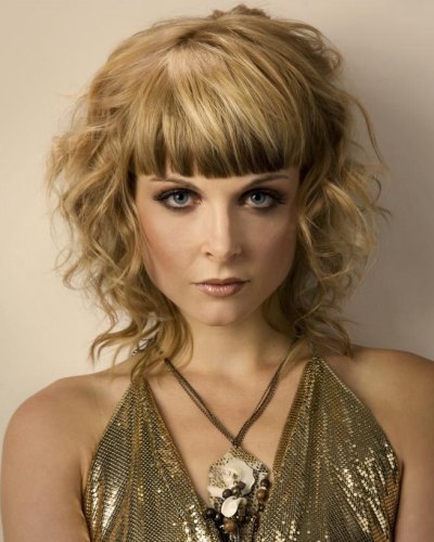 hairstyle with a fringe and curls