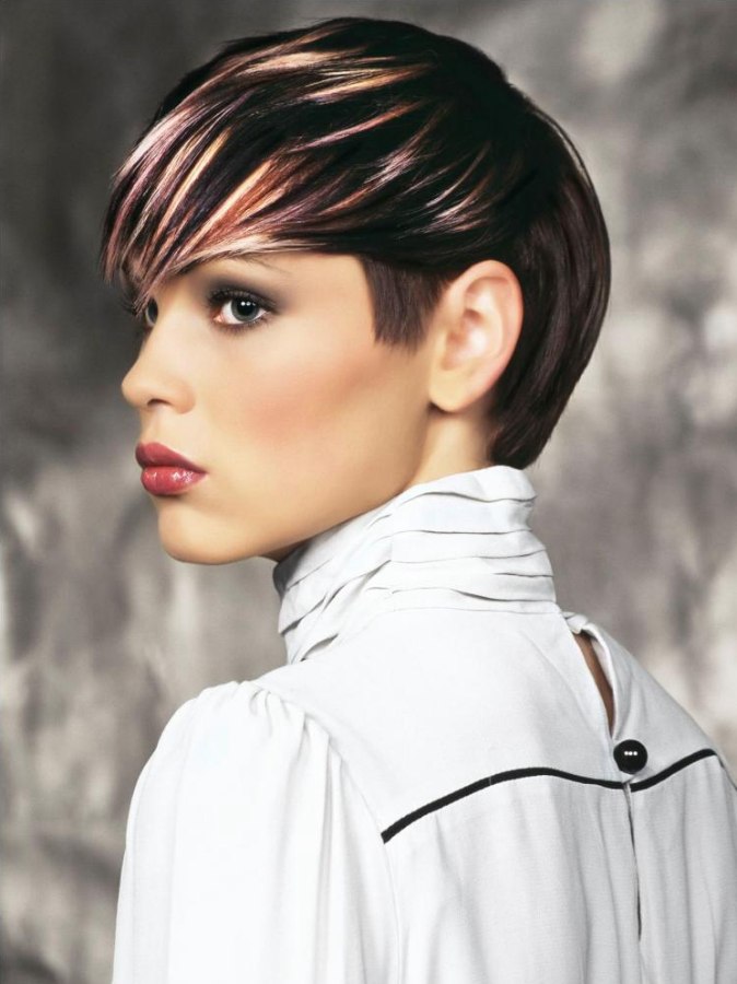 Short hairstyle with streaks and contrasts in hair color