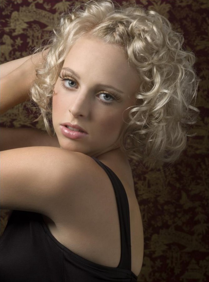 Medium long retro hairdo for platinum blonde hair with curls