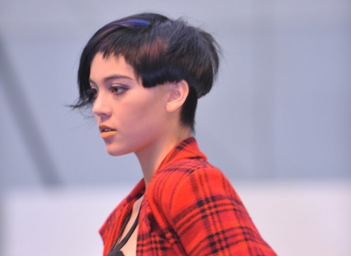 Hairstyle with short jagged bangs