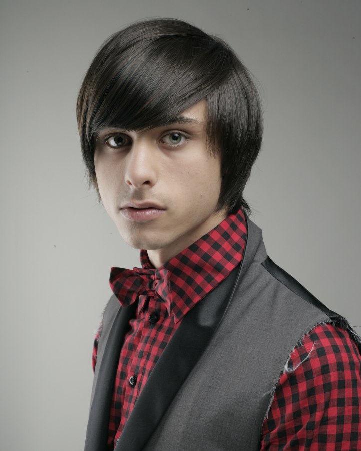 Men's hairstyle with a collar cuffing layered fringe upon 