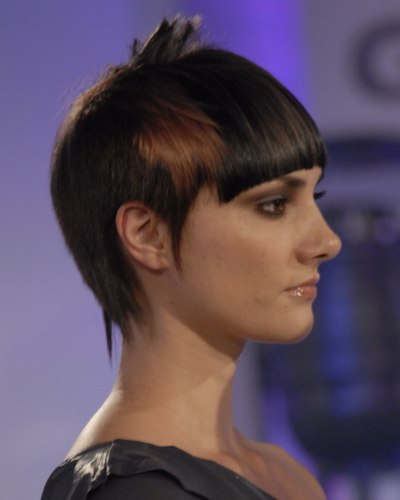 Short hairstyle with plucky pieces on the sides