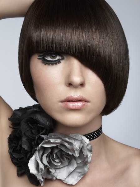 Short hair fashion that frames the face